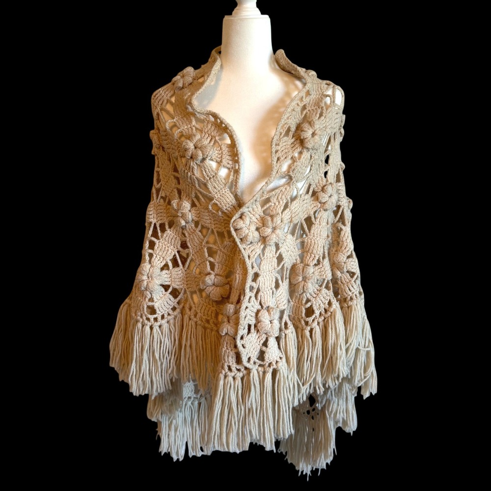 Handmade Floral Crochet Shawl Beige Fringe 70s Boho Cottagecore Grannycore OS